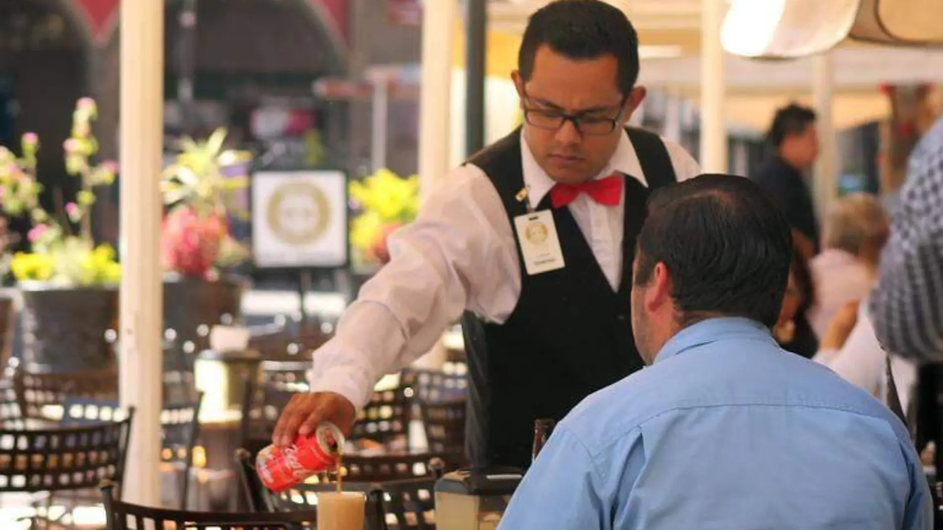 Mesero trabaja en restaurante poblano